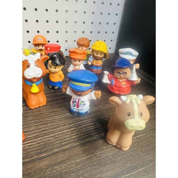 FISHER PRICE LITTLE PEOPLE LOT (28) COUNTRY & FIRST RESPONDERS, PILOTS, ANIMALS - Picture 3 of 11